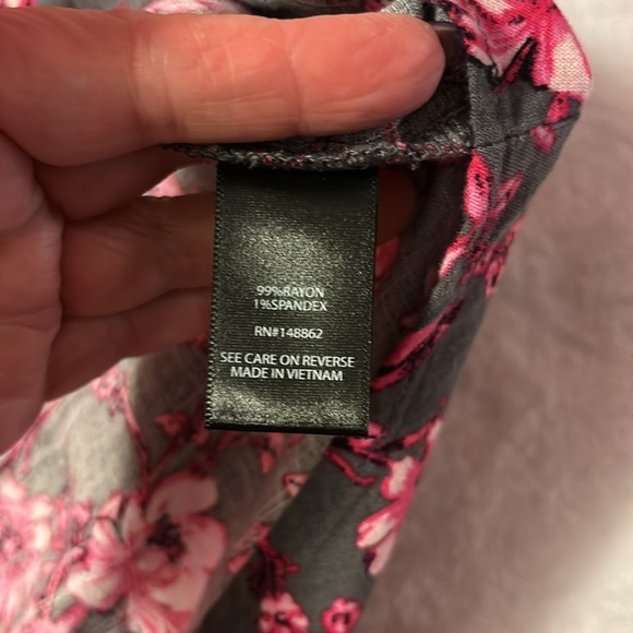 Torrid grey and pink floral hi low blouse sz 00. - Picture 14 of 15